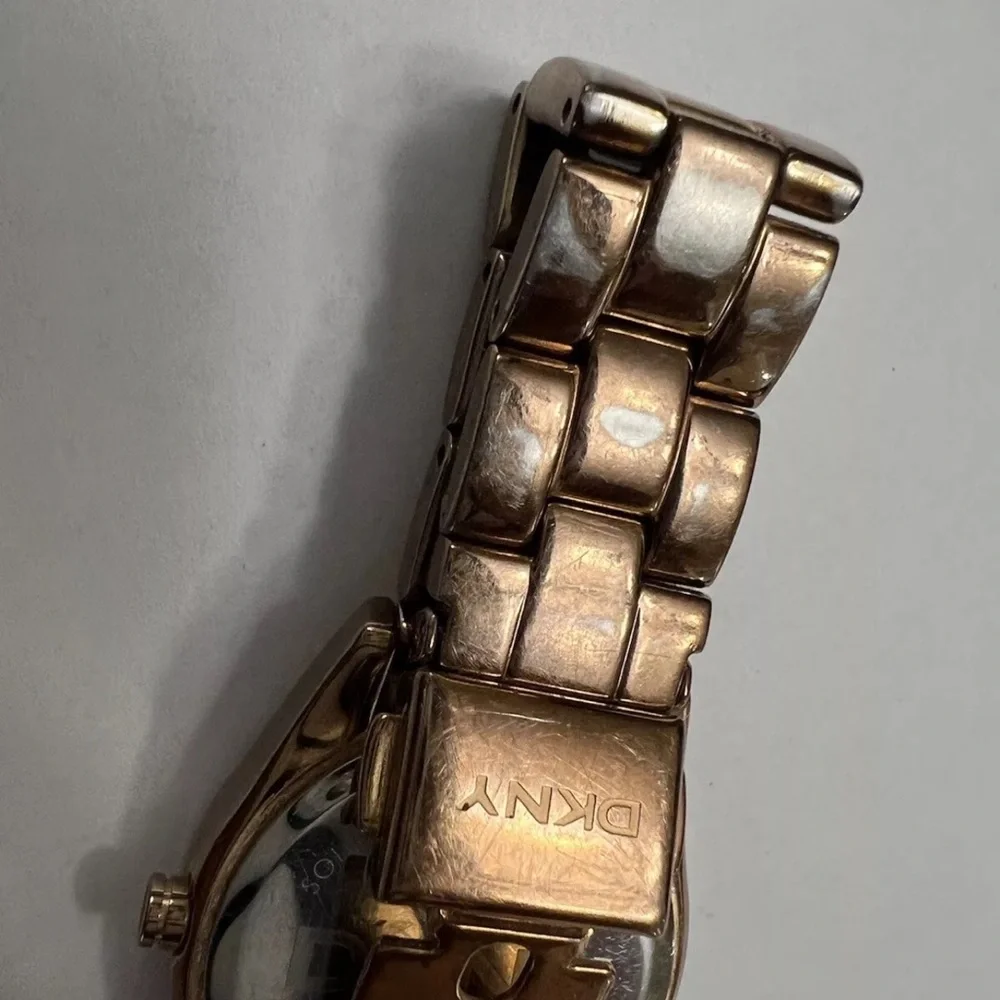 DKNY Rose Gold model  NY8399 new battery keeps time date accurate - Picture 5 of 12